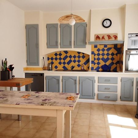 فيلا La Bonbonne En Provence Travaillan المظهر الخارجي الصورة