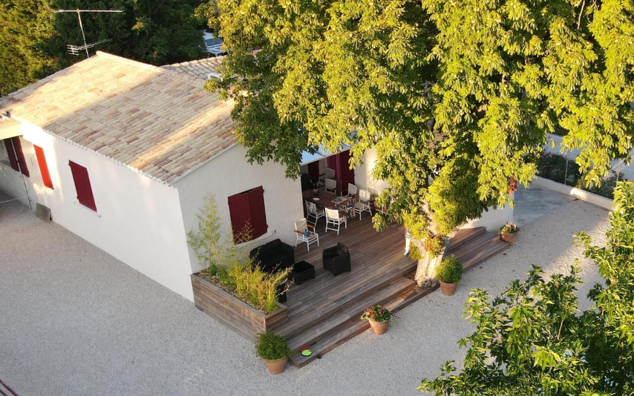 فيلا La Bonbonne En Provence Travaillan المظهر الخارجي الصورة
