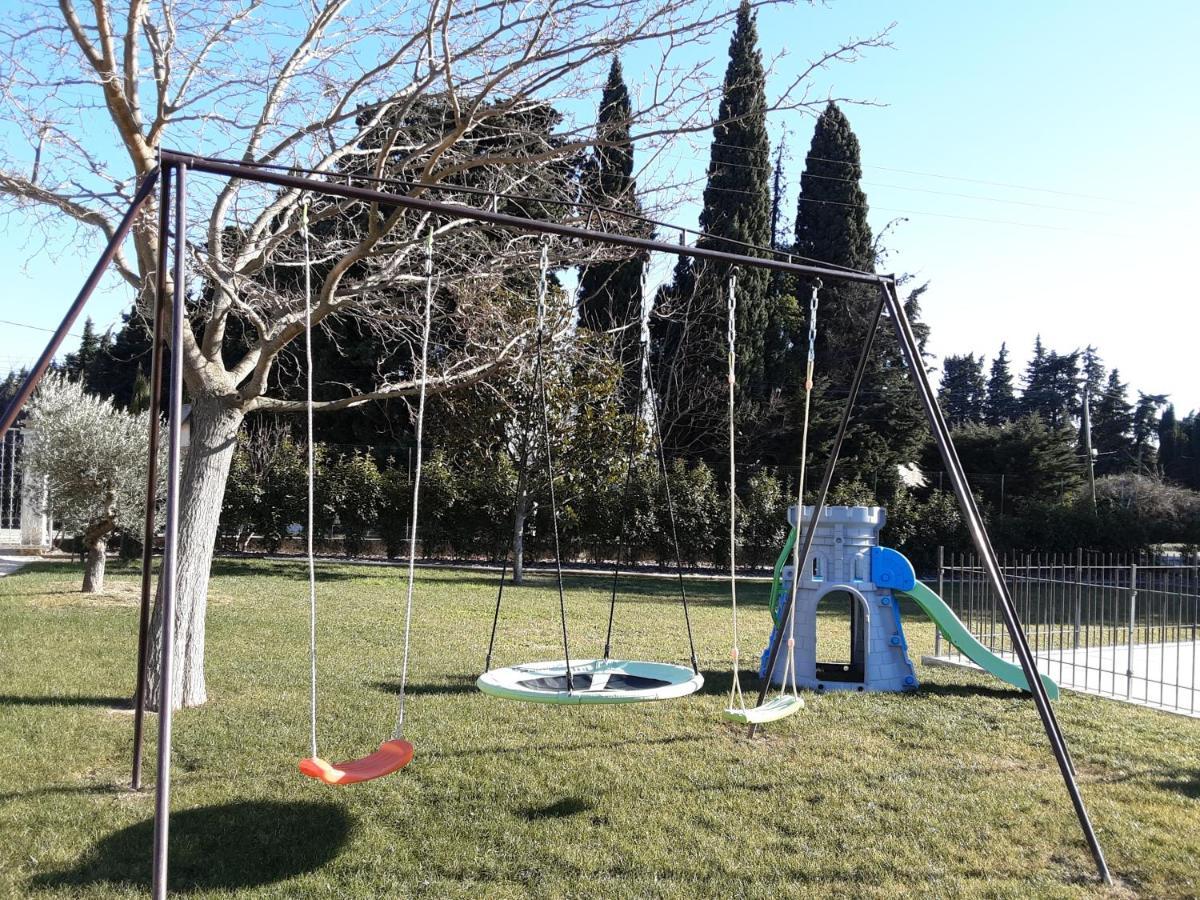 فيلا La Bonbonne En Provence Travaillan المظهر الخارجي الصورة